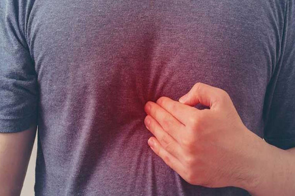 Đau bụng vùng thượng vị là một triệu chứng điển hình của đau dạ dày